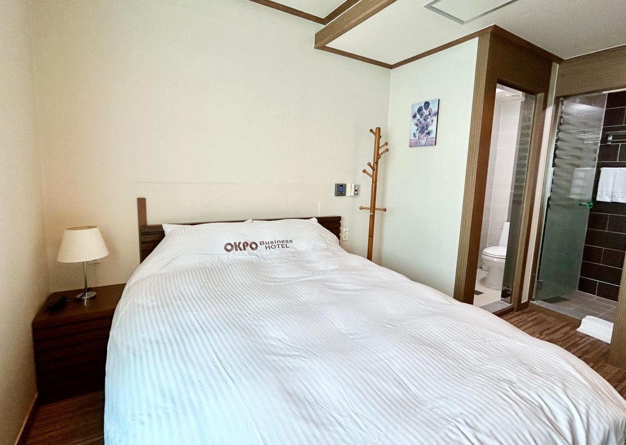 Okpo Business Hotel Geoje Extérieur photo